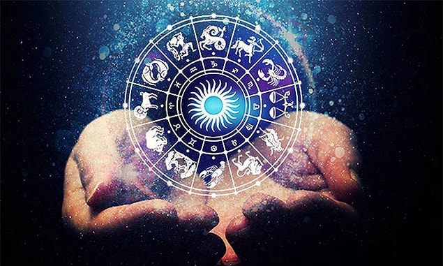 Daha eski astroloji kitapları ise bu evin evlilikteki gecikmelere veya kişinin daha olgun eşlere ilgi duyduğunu da gösterebileceğini söyler. Örneğin Uranüs buradaysa, ilişkide alışılagelmişin dışında sıra dışı bir düzeniniz olabilir. Jüpiter buradayken, sevgiliniz sizi çok uzaklardaki dünyalara, kültürlere ve ufuklara açar.