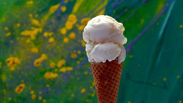 Dondurma: 2 top sütlü dondurma (100 gr) ortalama 200 kalori.