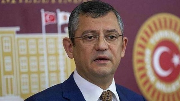 Özgür Özel, 8 Kasım 2023'ten bu yana Cumhuriyet Halk Partisi'nin başkanı olarak görev alıyor.