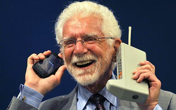 4. İlk cep telefonu görüşmesini 1973'te Motorola'nın kurucusu Martin Cooper yapmıştır.