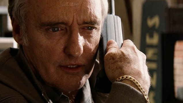 25. Speed'de Dennis Hopper'ın canlandırdığı Howard Payne, telefonu her zaman sağ eli ile sol kulağına tutarak kullanıyor. Bu muhtemelen sol baş parmağının eksikliği ve  sağ kulağındaki işitme kaybından kaynaklanıyor.