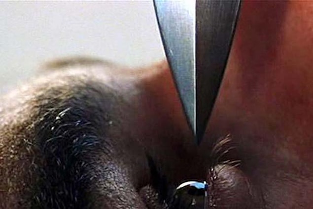 32. Mission: Impossible II için Tom Cruise, bu çekimin bıçaklı dövüş sahnesinde kullanılmasını önerdi. CGI kullanılmadı ve bıçağa çelik bir ip takıldı.