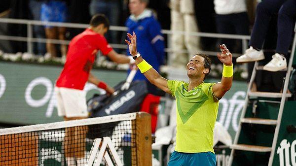 Tam 4 saat 16 dakika süren müthiş mücadelenin sonunda Djokovic'i 3-1'lik skorla yenen Rafael Nadal, yarı finale yükseldi.