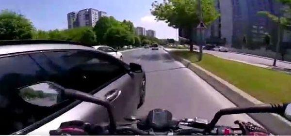 4. Bakırköy'de bir sürücü düz yolda giden motorsiklete çarptı. Ardından motor süren kişi araç sahibiyle konuşacağı esnada trafik magandalarının ağır hakaretlerine maruz kaldı.