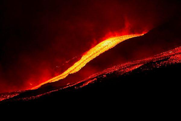 19. İtalya'da bulunan en aktif yanardağlardan birisi olan Etna Yanardağı tekrardan lav ve kül püskürttü.
