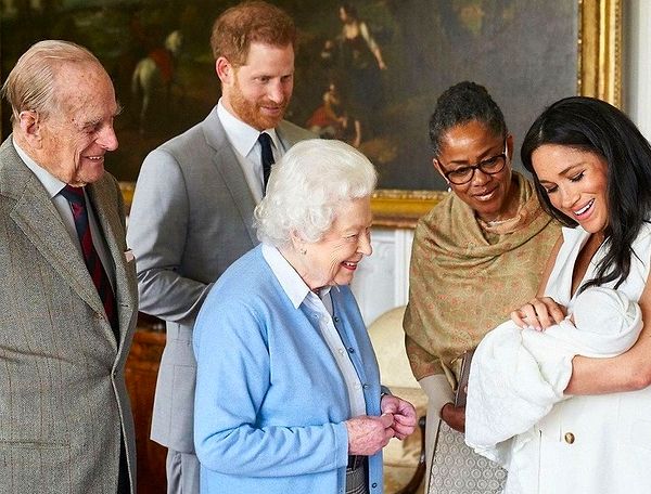 11. II. Kraliçe Elizabeth, uzun süredir devam eden kraliyet miras yasasını kızların lehine değiştirdi.