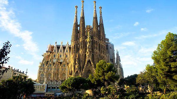 1. Sagrada Família'ya hayran kalın.