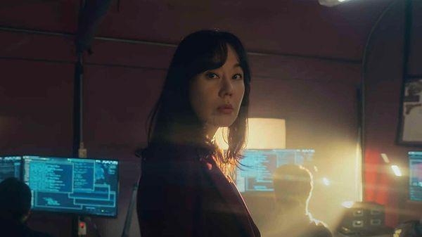 Son olarak, Yunjin Kim, olayı inceleyen dedektif Seon Woojin rolüyle karşımıza çıkacak. Orijinal dizide, bu karakter Raquel Murillo ismiyle yer alıyordu ve  Itziar Ituño tarafından canlandırılıyordu.
