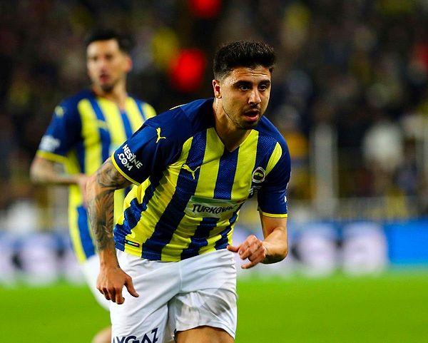 2. Başakşehir Teknik Direktörü Emre Belözoğlu, Fenerbahçe'de kadro dışı kalan ve Hull City'nin de ilgilendiği Ozan Tufan'ı transfer etmek istiyor. (İHA)