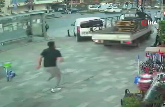 Film Gibi Olay: Hırsızların Peşine Düşüp Ses Sistemini Geri Alan Adam Önce Dayak Yedi Sonra Cüzdanını Çaldırdı