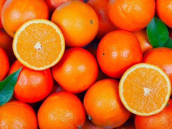 Portakal: Çiğ yenebilen tatlı turunç manasına gelen portakal, 16. yy'da Çin'den Portekizli tüccarlar tarafından Avrupa'ya getirilmiştir. Portakal “Portekiz” isminden türetilmiştir.