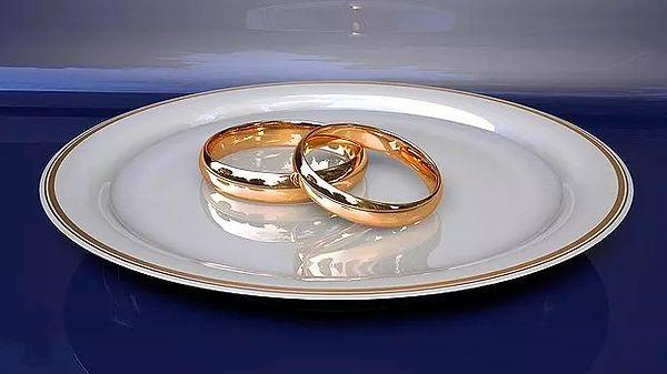 9. “Bir tanıdığımıza düğünden sonra eşi ‘Her gün gerçekten yüzük takacak mısın? Çünkü böyle i*ne gibi gözüküyorsun da’ demişti. Sanırım 4 - 6 ay sonra boşandılar.”