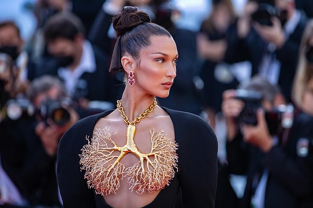 1. Bella Hadid listenin en başına yer alıyor! Genç model, %94.35 en yüksek oranıyla mükemmel bir yüze sahip.