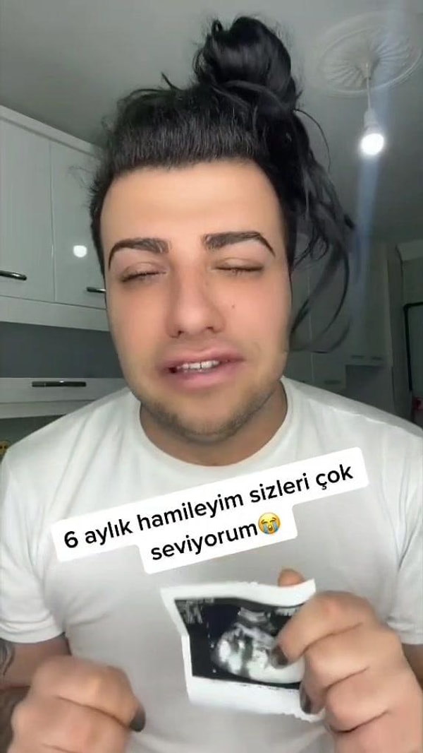 Sosyal medyanın dünden beri ilginç bir gündemi var. TikTok fenomeni Mükremin Gezgin, hesabında paylaştığı mizansen gereği doğum yaptı.