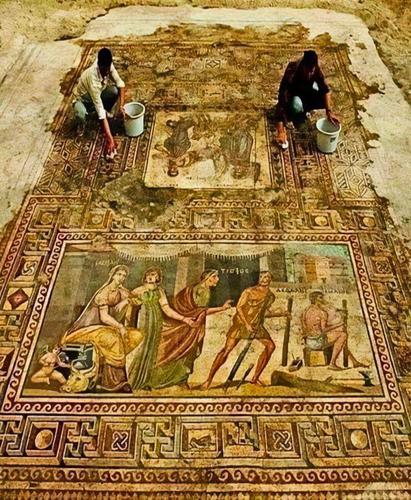 19. Ankara Üniversitesi'nden Profesör Kutalmış Görkay liderliğindeki arkeologlardan oluşan bir ekip, Türkiye'nin Suriye sınırı yakınındaki Zeugma kentinde üç Antik Yunan Mozaiği ortaya çıkardı.