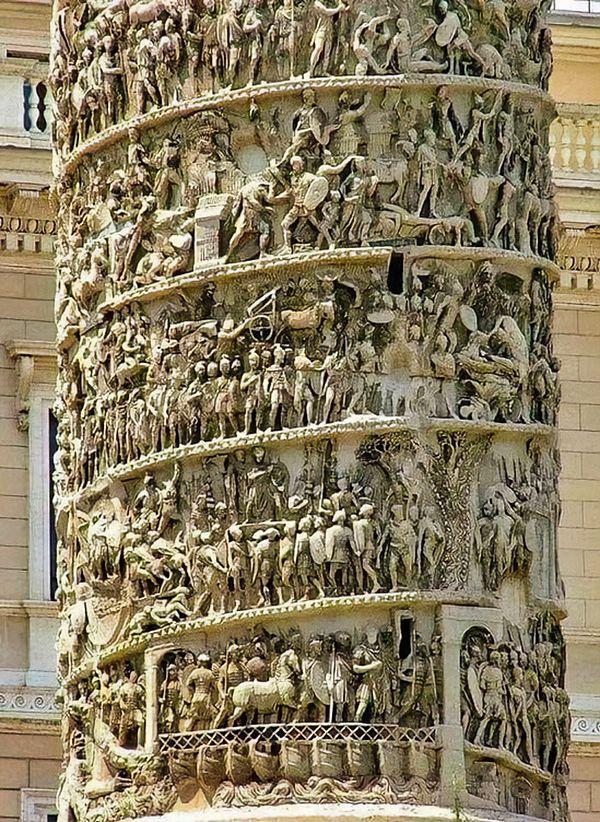 21. Marcus Aurelius sütununun mimari detaylarında oyulmuş askeri sahneler görüyoruz.
