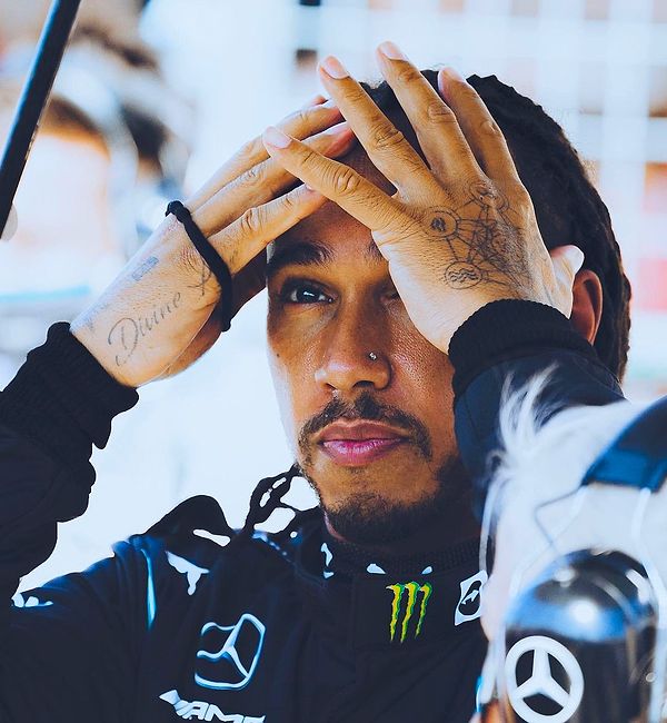 Formula 1'in yaşayan efsanelerinden olan Mercedes pilotu Lewis Hamilton bu sezon yarışlarda istediği sonuçları alamıyor.