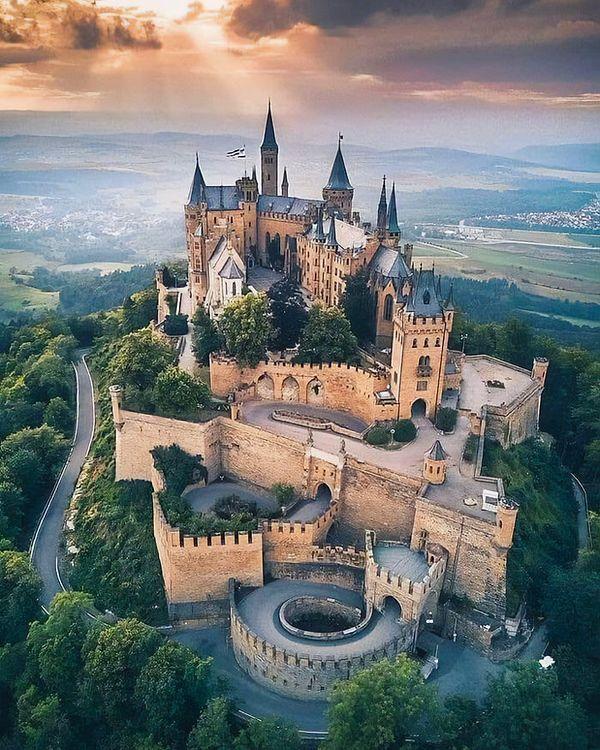 38. Hohenzollern Kalesi, Stuttgart, Almanya'nın 50 kilometre güneyinde bulunan ve eskiden Hohenzollern hanedanlığının ikamet ettiği tarihi bir kaledir.