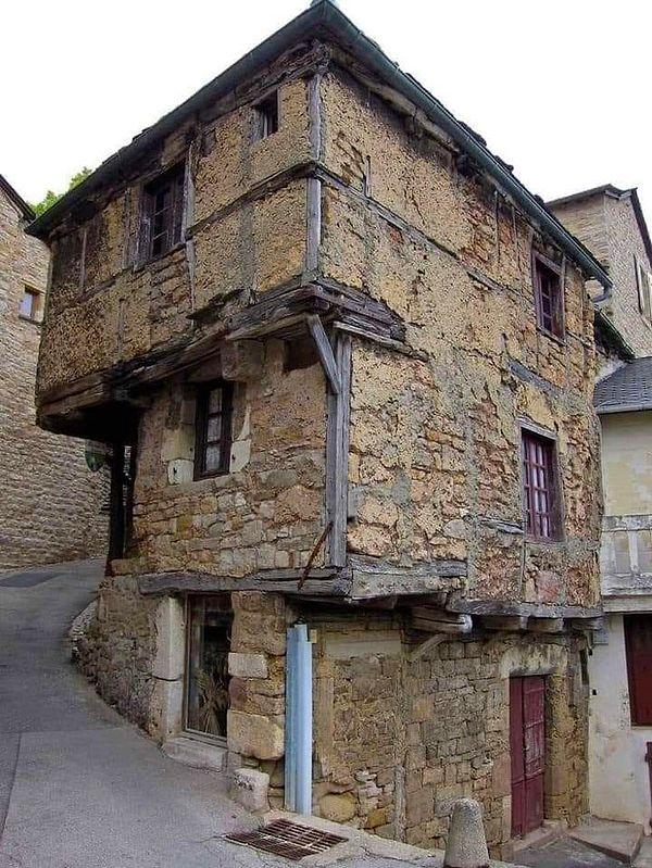 42. 700 yaşında olan ve 13. yüzyılda yapılan Fransa'nın en eski evi Aveyron'da bulundu.