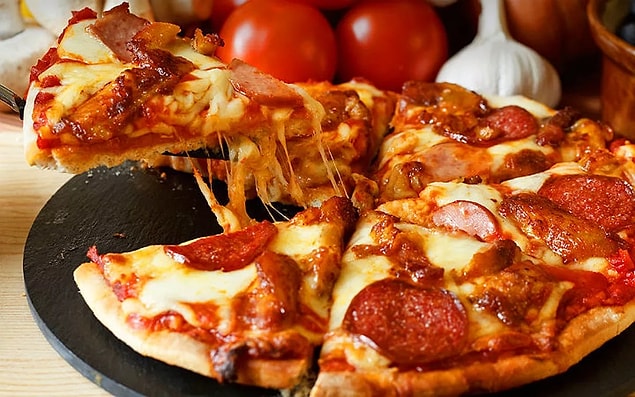 7. “Ben bir pizzacıda çalışıyorum ve bizimle yeni çalışmaya başlayan kuryenin, müşterilerin pizzalarını yolda giderken yediğini öğrenmiştik…”