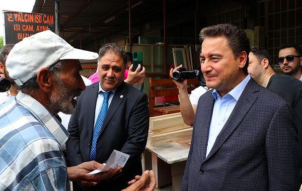 DEVA Partisi Genel Başkanı Ali Babacan, Manisa'da, Manisa Küçük Sanayi Sitesi ve semt pazarını ziyaret edip, esnafın sorunlarını dinledi.
