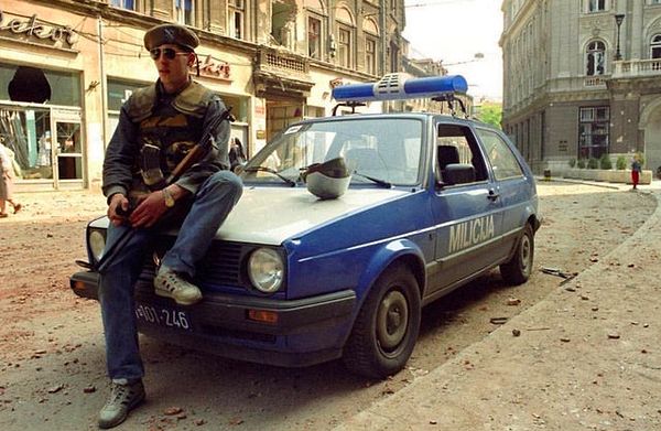 12. Saraybosna kuşatması sırasında Bosnalı asker. (1992)