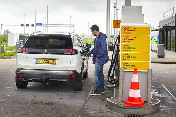 2. Hollanda'da 1 litre benzin 2,50 €.