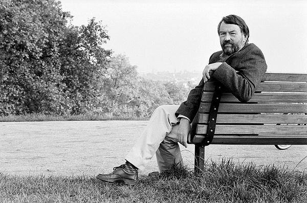 John Fowles Kimdir?