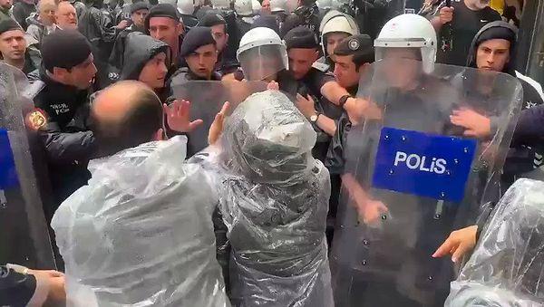 "Tecrit siyasetine karşı özgürlüğü savunmak için Gemlik’e yürüyoruz" sloganıyla yürüyüş yapan kalabalığın arasında HDP milletvekili Saliha Aydemir de vardı.