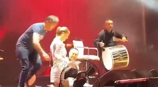 Serdar Ortaç Konserde Yere Düştü, Kendisini Kaldıranlara 'Bırak Ben Gülben miyim?' Dedi