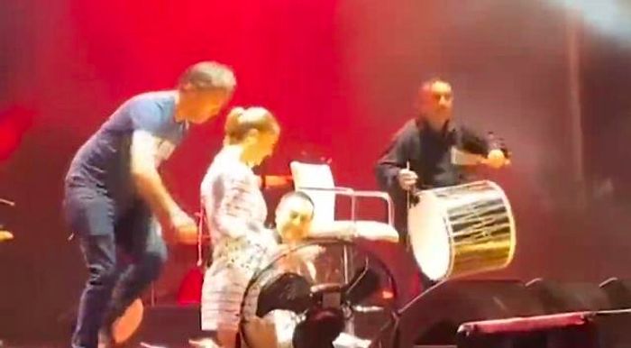 Serdar Ortaç Konserde Yere Düştü, Kendisini Kaldıranlara 'Bırak Ben Gülben miyim?' Dedi