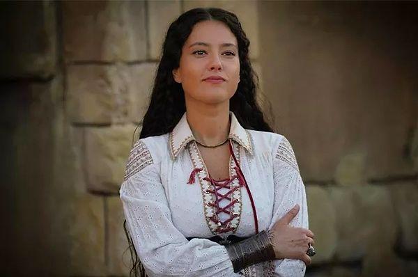 Kaynarca'nın Cezayir karakterine hayat vereceği dizide partneri Firuze'yi Pelin Akil canlandırırken, Kaynarca'nın annesine ise usta oyuncu Işıl Yücesoy hayat verecek.