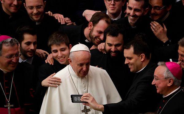 6. 2012 yılında, Papa Benedict XVI'nın özel belgelerinin sızdırıldığı "His Holiness" isimli kitap yayımlandı ve birçok skandalı peşinde getirdi.