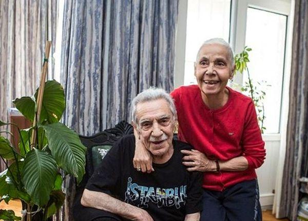 Özel hayatı ise çok göz önünde değildir genellikle. Aydemir Akbaş, 1964 yılında evlendiği Beyhan Benek'le iki kez boşanmış, üç kez de evlenmiştir.