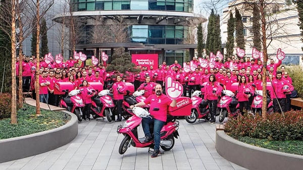 Daha sonrasında ise kuryelerinin eylem yapması ve kontak kapatması, sosyal medyada uzunca bir süre konuşulmuştu. Maaş konusunda sorun yaşayan çalışanlar ve şirketin arası tatlıya bağlanmıştı.