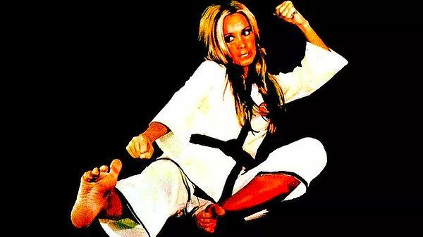 Karateci Kız filmi, 16 Haziran Perşembe 23:15'te SKYTÜRK 360 ekranlarında.