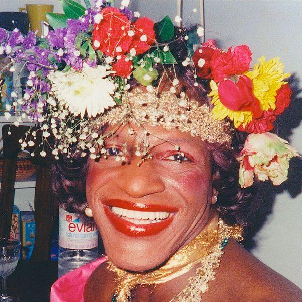 Marsha P. Johnson, Afrika kökenli Amerikalı bir trans kadın ve devrimci LGBTQ hakları aktivistti.