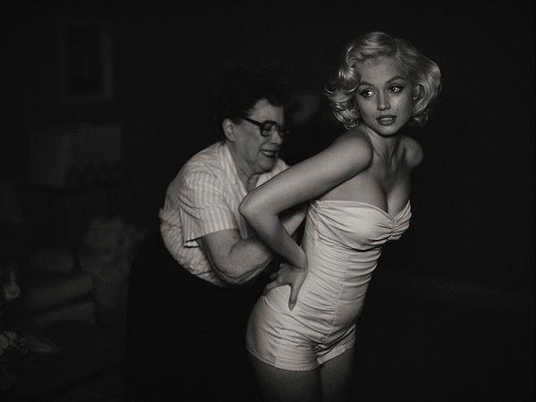 Film, tarihin moda ikonlarından biri olarak kabul edilen Marilyn Monroe'yu konu alıyor. Zaten dört gözle beklenen filmin başrolü için sevilen oyuncu Ana de Armas'a yer verilmesi, izleyicilerin dikkatini çekerek gün saymasına neden oluyor!
