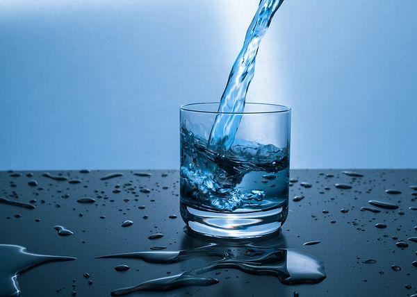 Sağlıklı olabilmek için günde en az 8 bardak su içmek gerekir.