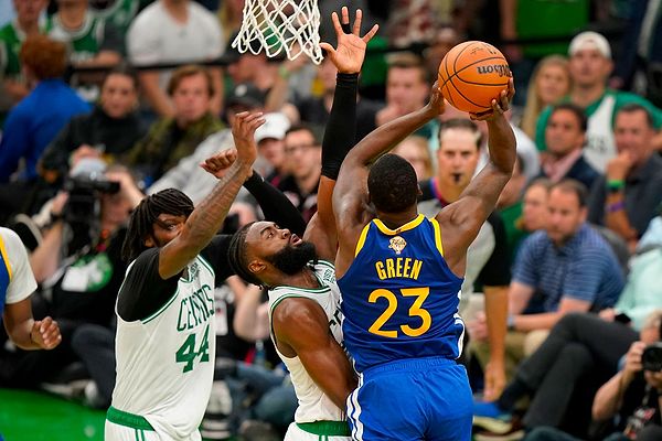 Celtics'in sahasında oynanan finallerin 6. maçını 103-90 kazanan Warriors, 7. şampiyonluğuna uzandı.