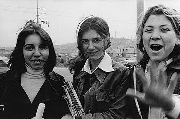 13. Galata Köprüsü'nde bir grup arkadaş, İstanbul, 1975.