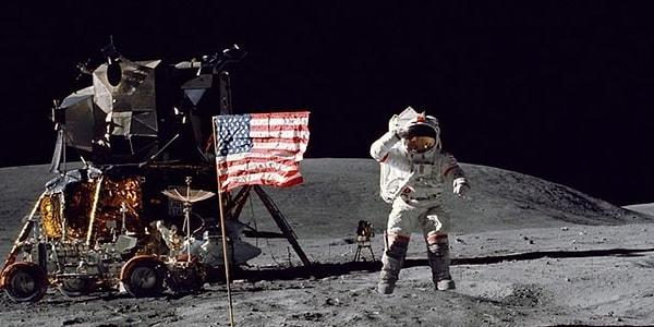 3. Neil Armstrong’la birlikte Ay’a giden Charles Duke, Ay’a hangisini bırakmıştır?