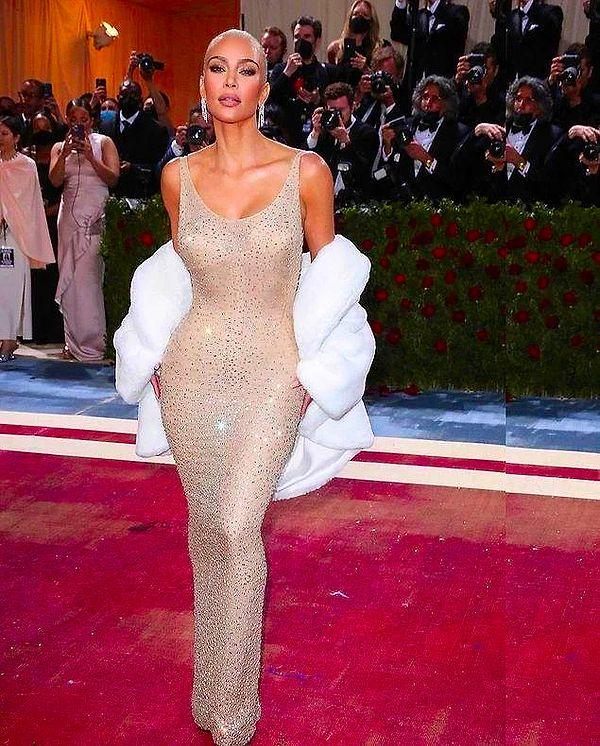 Belki hatırlarsınız Kim Kardashian Met Gala'da Marilyn Monroe'ya ait olan 'çıplak elbise'sini müzeden ödünç alıp giymişti.