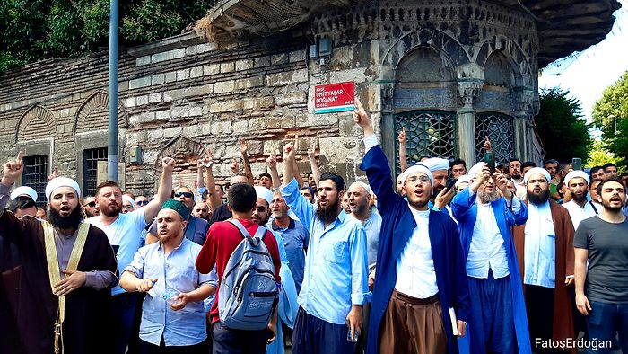 İstanbul Üniversitesi'nin LGBTİ+ Pikniği, 'Anadolu Neferleri' Tarafından Tekbirlerle Engellenmeye Çalışıldı