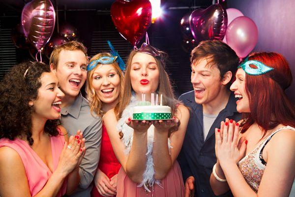 18. Sevgiliniz için doğum günü partisi düzenleyin.