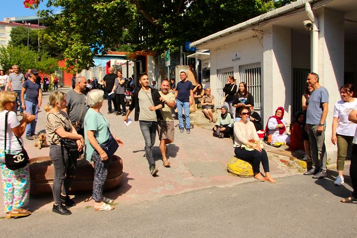 Okul Kapısına Gelip YKS'ye Girmekten Vazgeçen Genci Vatandaş İkna Etti