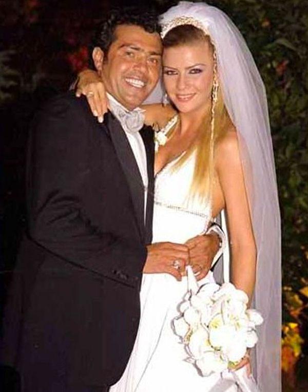 Ivana Sert, Yurdal Sert ile 2004 yılında nikah masasına oturmuştu. 2013 yılında olaylı şekilde boşanan çift uzun süre magazin gündeminde yer almıştı.