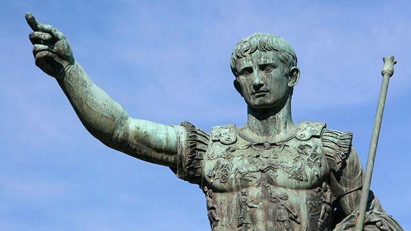 İmparator olduktan kısa süre sonra hastalanan Caligula birinin onu zehirlendiğini düşünmüş ve ardından ona rakip olabilecek aile üyelerini öldürmüştür.