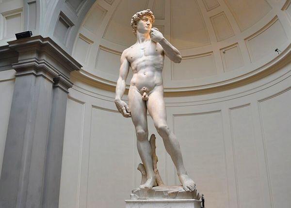 12. Davut heykeli aslında hava koşullarından dolayı kir ve pasla kaplanmıştı. Bugünkü temiz ve beyaz haline gelmesi 19. yüzyılda yapılan restorasyonla birlikte olmuştur.