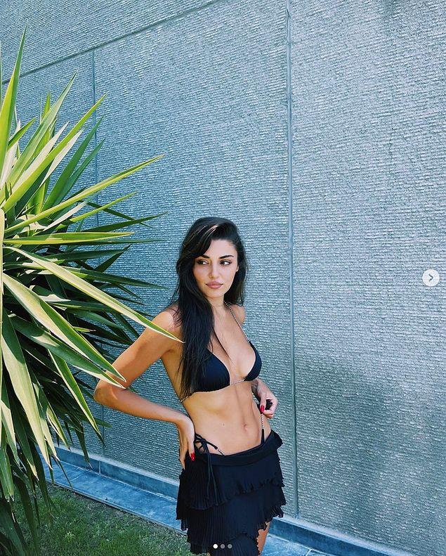 Hande Erçel yaz sezonunu açtığı bu siyah bikinili fotoğraflarıyla gündemde şu an! Erçel bu bikinili fotoğraflarını, "Nerede kalmıştık?" notuyla paylaştı.
